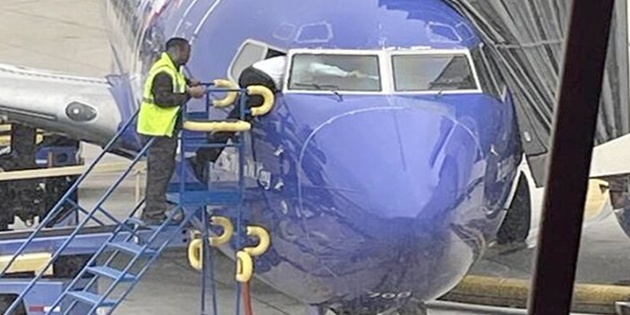 Uçağın Kokpitindeki Ekran Pilotun Kafasına Düştü Hastanelik Etti